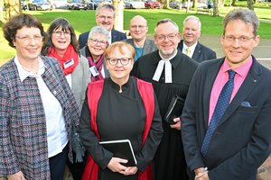 Mit einem Gottesdienst in der Christus- und Garnisonskirche haben Kreispfarrer Christian Scheuer (7. v.l.) und Ute Ermeling (Mitte), Pfarrerin im Ruhestand und Mitglied im Vorstand der Diakonie Friesland-Wilhelmshaven, den neuen Geschäftsführer Matthias Böcker (rechts) eingesegnet. Dabei wurde auch die frühere Geschäftsführerin Hilke Schwarting-Boer (li.) in den Ruhestand verabschiedet. Der Gottesdienst wurde von Klaus Lücken (Vorstand Diakonie, 4.v.l.), Bernhard Busemann (6.v.li.) und dem Gemeindekirchenrat begleitet. Foto: Björn Lübbe